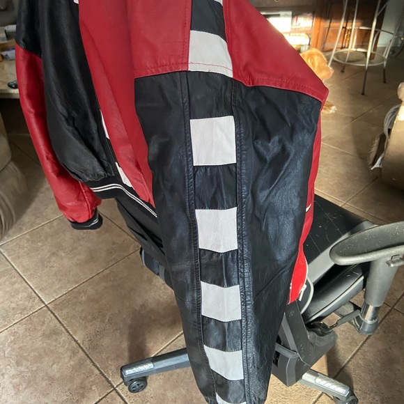 Nice Leather Jacket with racing stripes down each arm - Picture 4 of 6